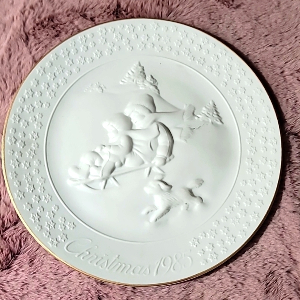 AVON‎ VINTAGE (1985) A CHILD’S CHRISTMAS PORCELAIN 24KARAT TRIM DECORATIVE PLATE